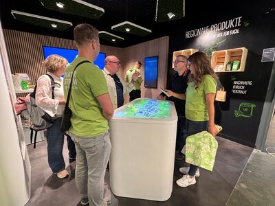 Bild vergr&ouml;&szlig;ern: 19092026 - BM Thomas G&uuml;nther im Shop Er&ouml;ffnung Stadtwerke Hennigsdorf - Foto Andrea Linne