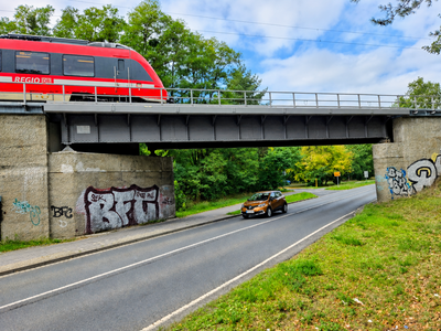 Bild vergr&ouml;&szlig;ern: An der Bahnbr&uuml;cke &uuml;ber die Veltener Stra&szlig;e sind Instandhaltungsarbeiten n&ouml;tig. Es kommt daher zu einer Engstelle und in Spitzenzeiten eventuell zu Staus.