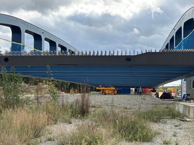 Bild vergr&ouml;&szlig;ern: Dieser Stahlkoloss soll auf die Behelfswiderlager am Havelkanal gehoben werden. Daf&uuml;r beginnen jetzt vorbereitende Arbeiten.