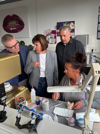 Bild vergr&ouml;&szlig;ern: 08102026 -Thomas G&uuml;nther, Ines H&uuml;bner und Lars Feige (v.l.) im Gespr&auml;ch mit Nadine Schimschok Keramikabteilung - Besuch Dental Keramik Hennigsdorf GmbH - Foto Andrea Linne