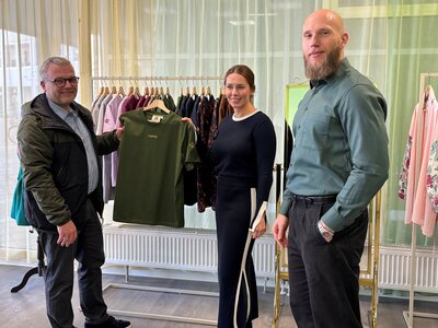 Bild vergr&ouml;&szlig;ern: 12102026 - Xaphi Havelplatz setzt auf Nachhaltigkeit und Teilhabe - BM Thomas G&uuml;nther, Xenia Messerschmidt, Philipp Mirke (v.l.) - Foto Andrea Linne
