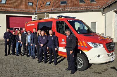 Bild vergr&ouml;&szlig;ern: Ein Hightech-Mobil zum Aufsp&uuml;ren von Gefahrenstoffen: der neue CBRN-Erkundungswagen der Hennigsdorfer Feuerwehr. Foto von links: stellv. Stadtwehrf&uuml;hrer Karsten Janz, Fachdienstleiterin Brandschutz Natalie Ligmann, Fachbereichsleiterin Monique Meyer, Stadtwehrf&uuml;hrer Robert Heinsius, B&uuml;rgermeister Thomas G&uuml;nther, Landrat Alexander T&ouml;nnies, OHV-Sicherheits-Dezernentin Katja Hermann, Feuerwehrmann Frank Mewes, stellv. Stadtwehrf&uuml;hrer Olaf Feltz, Kreisbrandmeister Gerd Ritter.