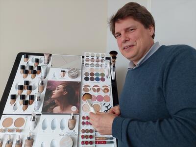 Bild vergrößern: Friedrich Waßerfall präsentiert eine Kosmetikserie von BioNike