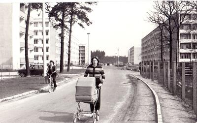 Bild vergrößern: Mit dem Kinderwagen durch ein neues Wohngebiet - wer ähnliches Aufnahmen und Erinnerungen beitragen kann, sollte sich im Stadtarchiv Hennigsdorf melden.