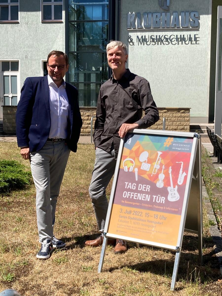 Bild vergrößern: Ronny Heinrich (l.) und Manuel Manko freuen sich auf die bevorstehenden Höhepunkte der Musikschule Hennigsdorf